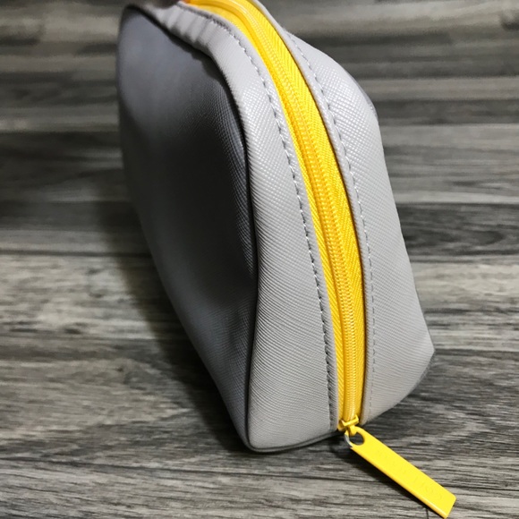 Cole Haan for American Airlines Toiletries Bag - Picture 3 of 4